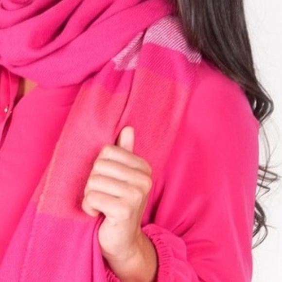 NWT Pink Scarf with Fringe trim - Picture 2 of 3